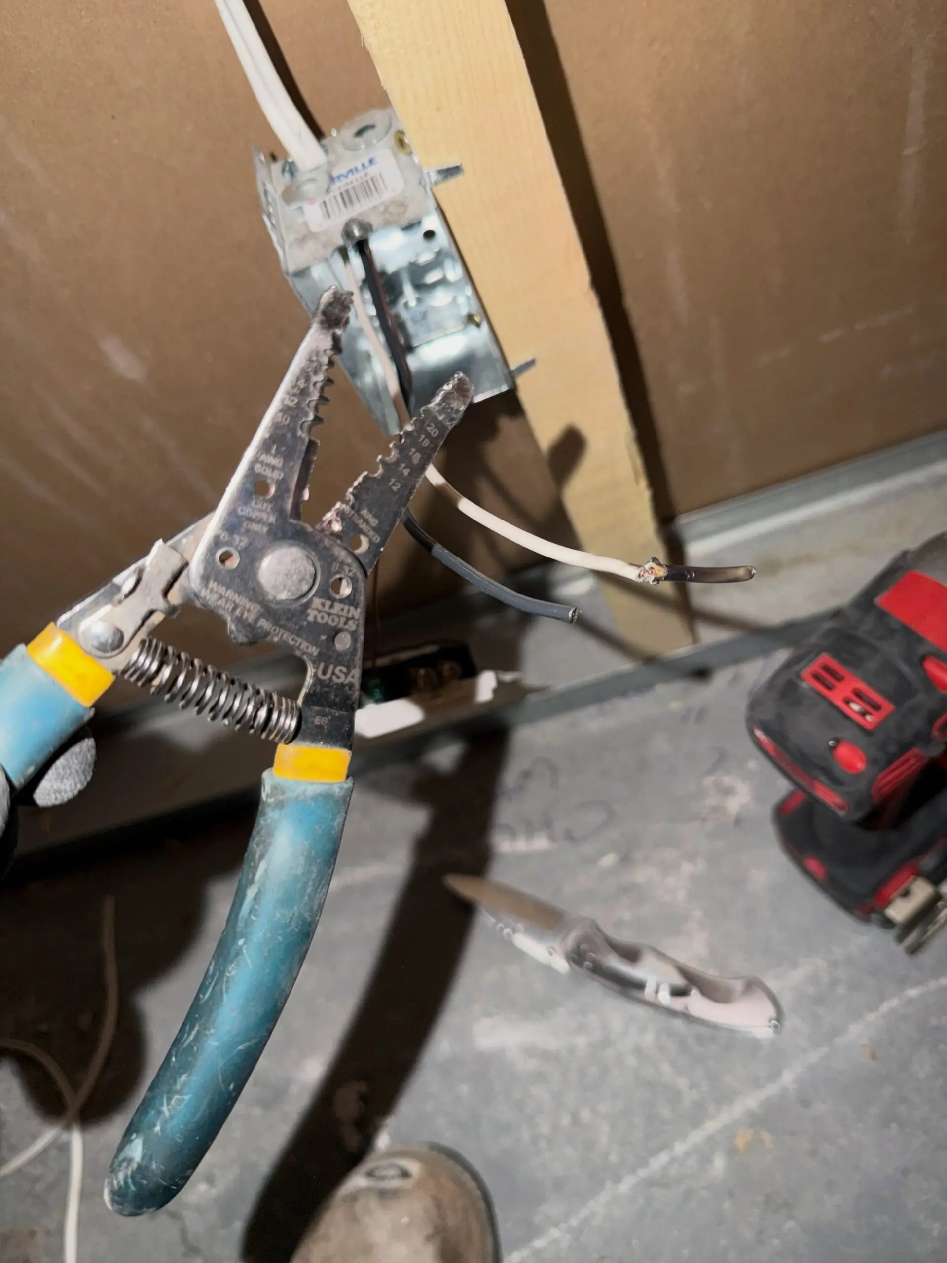 It was time for some new strippers anyways 😆

The best part about this is I got the wire in the box and cut in before this happened.

#bluecollar #trades #electricianlife #kleintools #electricalservice
