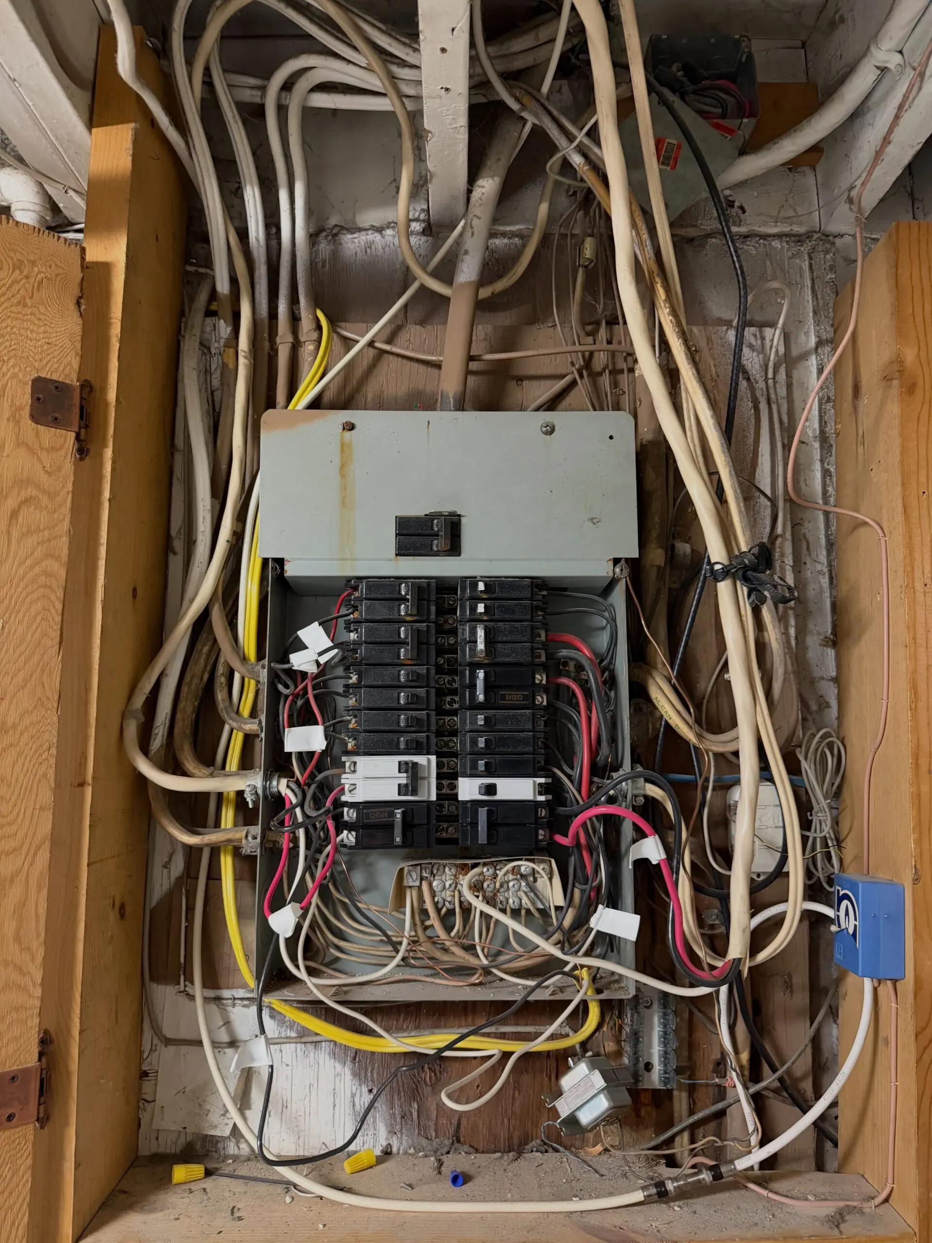 This panel definitely needed an upgrade!
#electricianofinstagram #panelswap #electricalsafety #electricianlife #yycelectrician