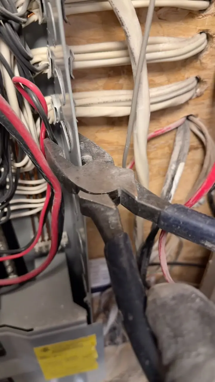 Instead of scratching the crap out of the side of your panel just do this. Takes literally no effort at all. 

#apprenticetips #electricalcontractor #womenintrades #electricianlife #apprenticeelectrician