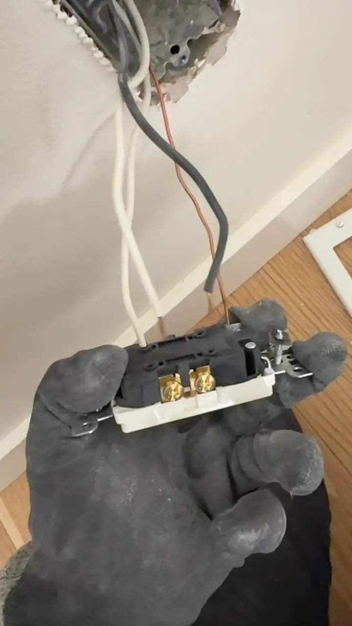 Real men tie their plugs in properly. 

#bluecollar #hardworkingman #womenintrades #electricianlife #homerenovation
