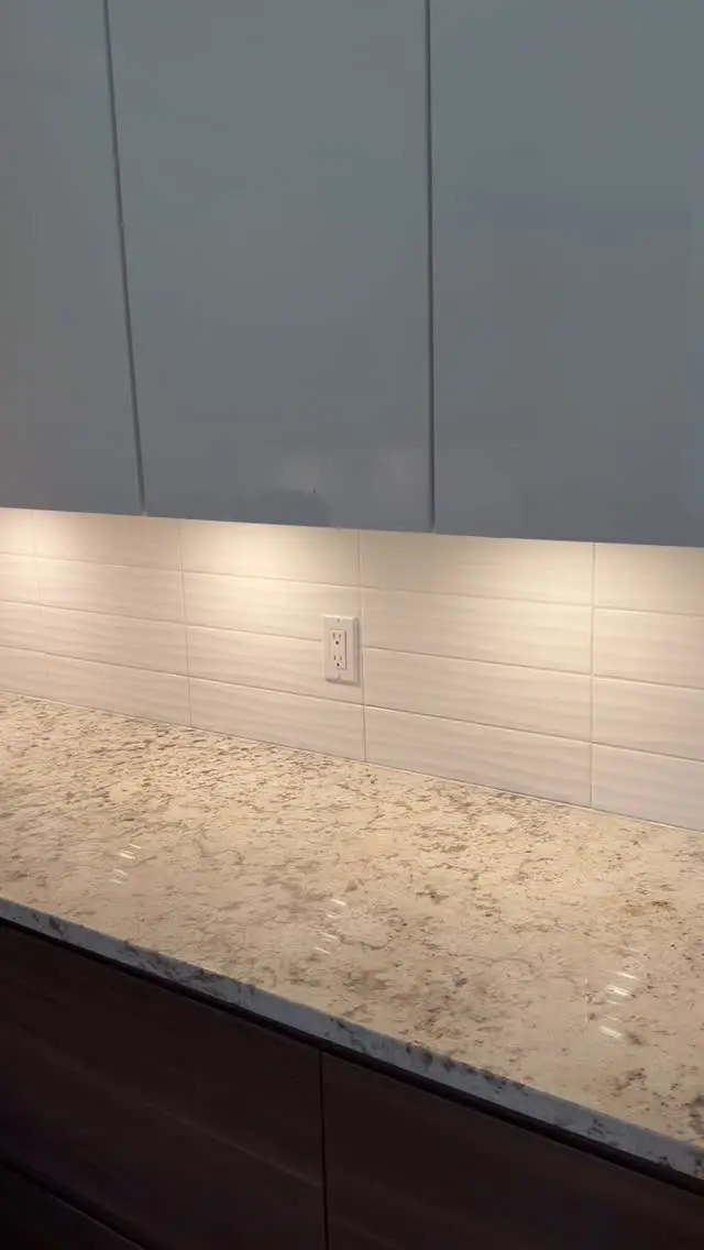 Slick under cabinet lighting installation.
#calgaryelectrician #electricalcontractor #womenintrades #electrician #yycsmallbusiness