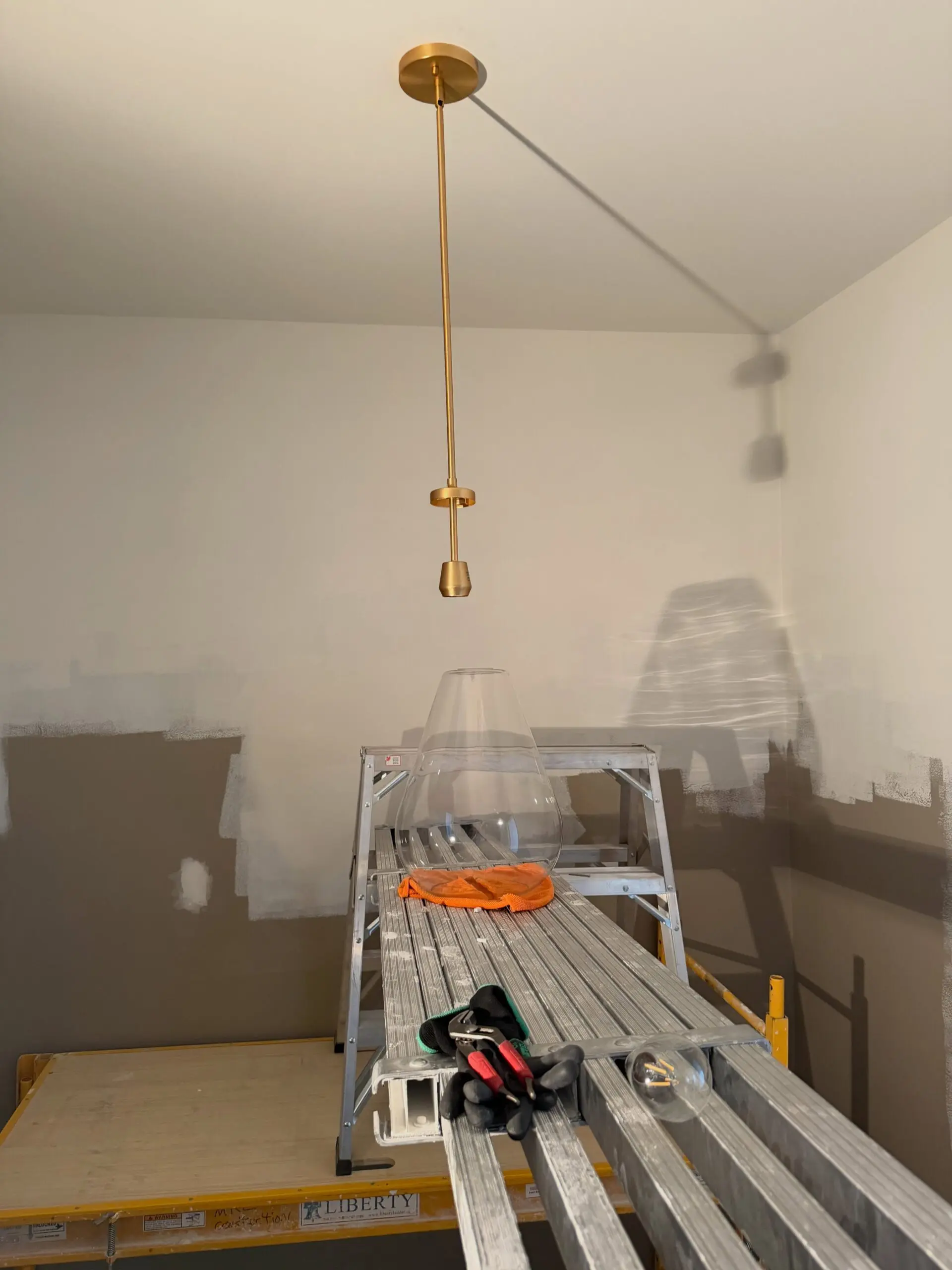 Working on a 15ft scaffold is somehow scarier than working in a live 1200A switchgear to me. Job still gets done though!

#electrician #electricalservices #electricalcontractor #bluecollar #scaffolding